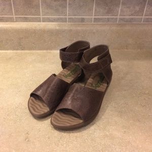 GroundHog Size 38 Brown Floral Textured Sandal